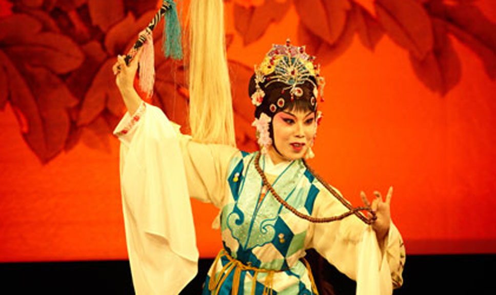 第1回昆劇に魅せられて--心が熱くなる芸術--舞踏家・伊藤治奈さん　小さい頃からダンサーを夢見ていた伊藤治奈さん。19歳の時に初めて見た中国伝統芸能の昆劇「牡丹亭」を見て、その繊細さと奥深さに心を打たれ、単身、中国へ昆劇を習いにいくことを決意しました。それから15年、伊藤さんは今も北京に住み続けています。[日本語版]  [中国語版]  [動画]