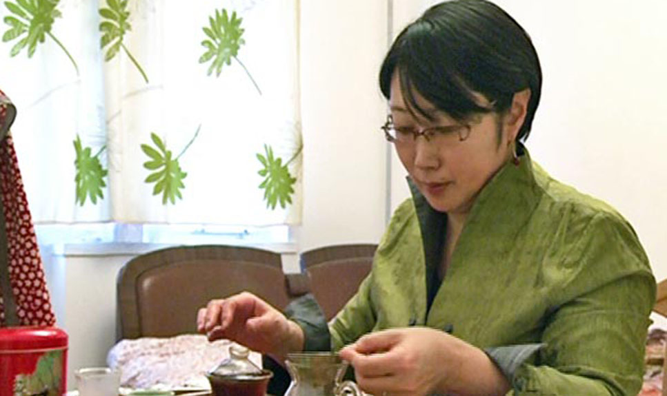 第2回中国茶で味わう文化の香り--茶芸師・渡辺英子さん　高校生と中学生の息子さんと娘さんを持つ母親である渡辺英子さんは、2年前から日本にいる家族と離れ、北京で1人で暮らして仕事をしています。そんな渡辺さんの現在の一番の楽しみは茶芸学校に通うことです。すでに中級茶芸師の資格を持つ渡辺さんは現在高級茶芸師を目指して勉強しています。[日本語版]  [中国語版]  [動画]