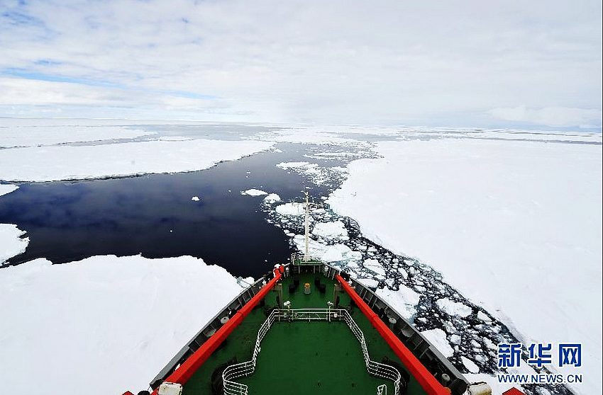雪竜号が南極圏に突入、ヘリを動員し流氷を通過