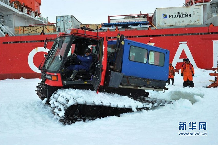 中国南極科学観測、「薄氷を踏む」積み下ろし作業