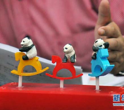 台北でパンダ「円仔」型の灯篭を展示
