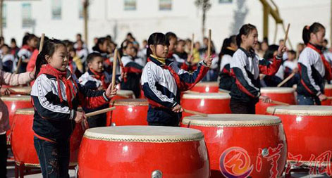 小学校で鳴り響く伝統大鼓