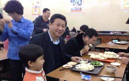 習近平総書記が北京視察　列に並んで昼食に包子を注文