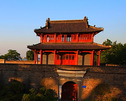 襄陽は2800年余りの歴史を持つ。後漢末から魏晋南北朝時代にかけて、襄陽は全国の学術・文化の中心地であった。
