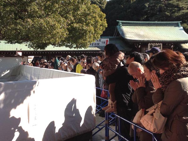 2013年元旦午前、東京・明治神宮に初詣に訪れた日本の民衆。