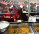 内蒙古のある学校の食堂で男女別に食事