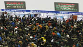 韓国の「春運」場面　乗車券を買い求める人で混雑する駅