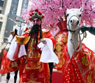 香港　「財神」が「福」の字の揮春を配って新春を祝う