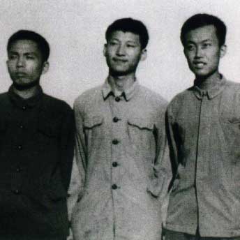 習近平総書記写真集1973年の「上山下郷」時期、陝西延川県の習氏（左から2番目）