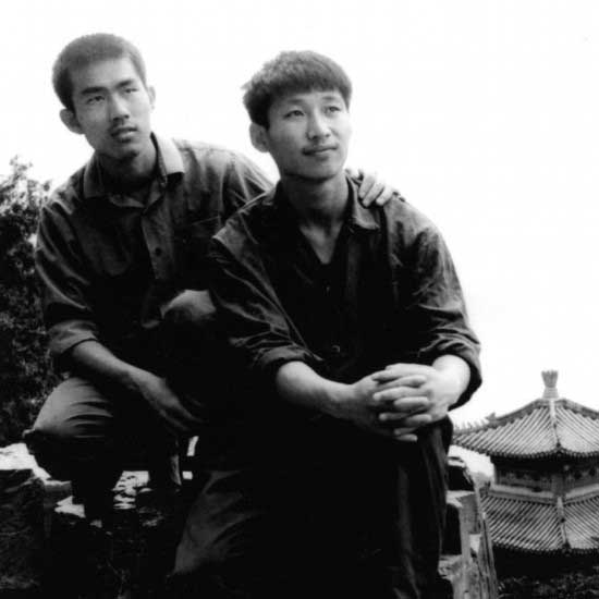 習近平総書記写真集1977年、大学時代の習氏（右）