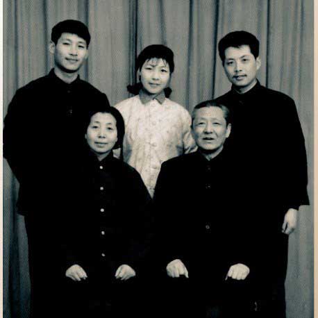 習仲勲と子どもたちの家族写真