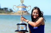 李娜選手が全豪オープンの優勝杯を掲げてビーチで撮影