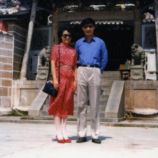 習近平総書記写真集1987年、福建省東山島で、習氏と妻の彭麗媛氏