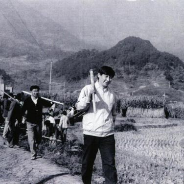 習近平総書記写真集1988年、農村の調査研究で労働に参加する習氏