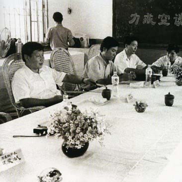 習近平総書記写真集1993年、福州市共産党委員会秘書長をつとめ、市民と座談する