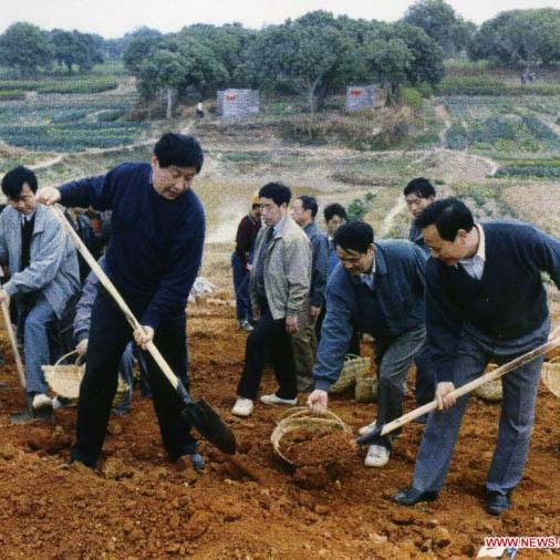 習近平総書記写真集1995年、ミンチャン下流での作業