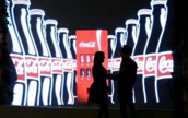 コカ・コーラが「見えない」自動販売機　カップルの前だけに登場
