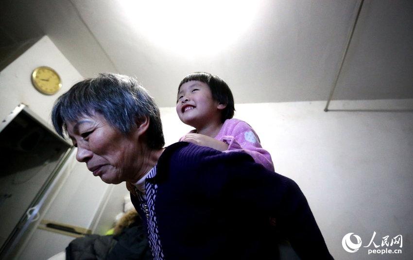 一人っ子を失った女性 高齢出産で再び母に 単独二孩への思い語る 人民網日本語版 人民日報
