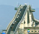 日本　急勾配の江島大橋が新たな観光名所に