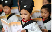 合肥　「国際母語デー」に「漢服」姿で古典を読む小学生