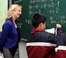 英国教育省の副大臣が上海の学校で数学教育を見学