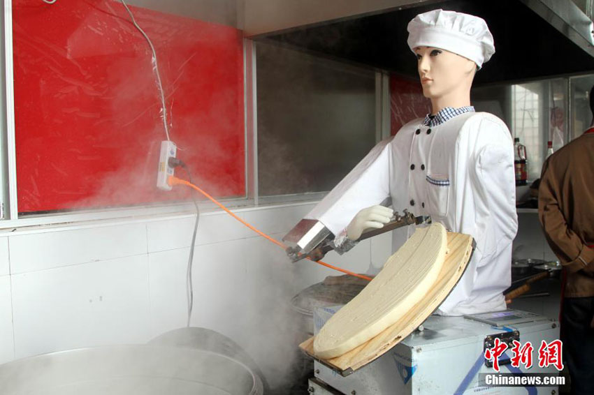 刀削麺作りロボットが江西省の大学食堂に登場--人民網日本語版--人民日報