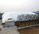 北京　煙霧対策に学校が500万ドルを投じてドーム状の運動場を建設
