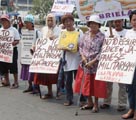フィリピンの「慰安婦」が日本大使館前で抗議　謝罪と賠償を要求