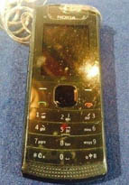 趙本山が「両会」で価格100元の古いノキアの携帯電話を使用