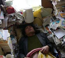 広さ5平米の部屋に住む「蟻族」の日本人男性