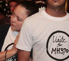 マレーシアの人々が不明のMH370便のために祈祷