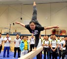 五輪金メダリストの程菲元選手が香港の学生に体操を指導