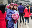 日本の浴衣姿で武漢大学で花輪を売る女性