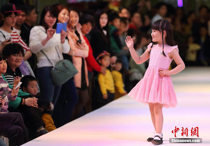 春夏シーズンのファッションショー 可愛らしい子どもモデル 人民網日本語版 人民日報