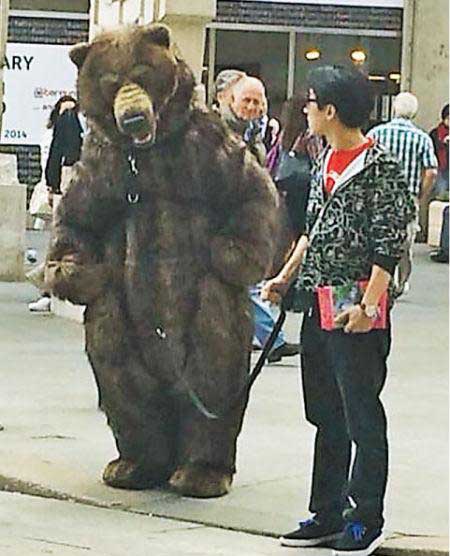 谢霆锋がミラノに クマに扮して通行人を惊か