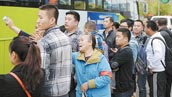 燕郊に住んで北京へ出勤する娘のために何年もバスの列に並ぶ母親
