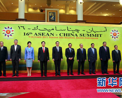 李総理がASEAN関連首脳会議に出席李克強総理はブルネイのハナサル・ボルキア国王、タイのインラック首相、ベトナム首相の招待で10月9日から15日にかけて3カ国を公式訪問し、ブルネイ・バンダルスリブガワンで開かれるASEAN関連首脳会議に出席した。