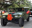 解放軍で集団結婚式　軍用オフロードカーで新婦を送迎