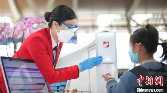 女の子に手の消毒方法を教える女性スタッフ（画像は上海機場集団が提供）。