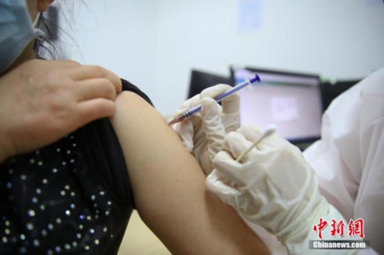 5月20日、貴州省貴陽市、貴州省人民病院ワクチン接種スポットでワクチン接種を受ける女性（撮影・瞿宏倫）。