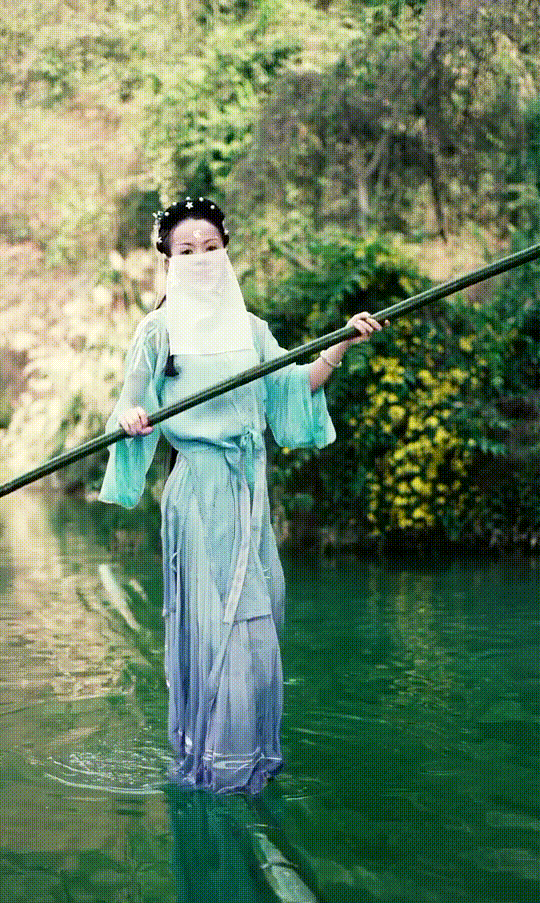 川に浮かべた1本の竹の上で優雅なパフォーマンス披露する貴州省の女性--人民網日本語版--人民日報