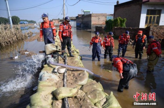 10月11日、山西省介休市で排水作業を行う救援隊（撮影・韋亮）。