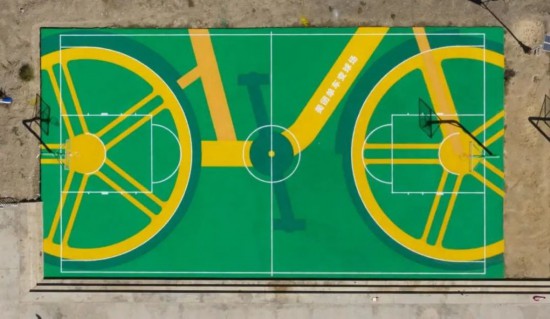 上空から見た「シェア自転車」が描かれたティンリ県中心小学校のバスケットコート。