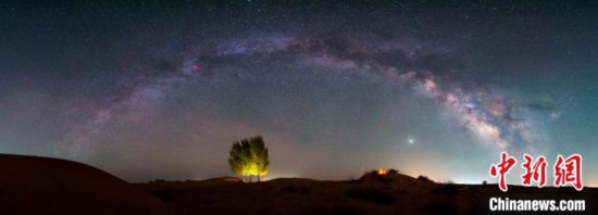 寧夏回族自治区で撮影された美しい星空（撮影・葉暁旭）。