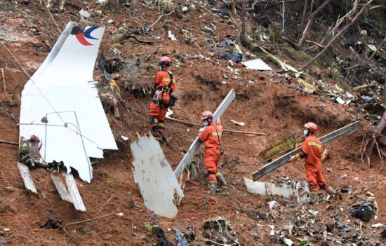  3月24日、墜落現場で捜索活動を行う捜索隊員（写真提供・新華社）。