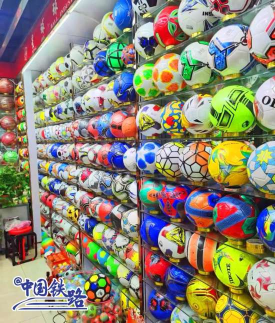 カタールW杯で使われているサッカーボールはこの列車で運ばれたかも