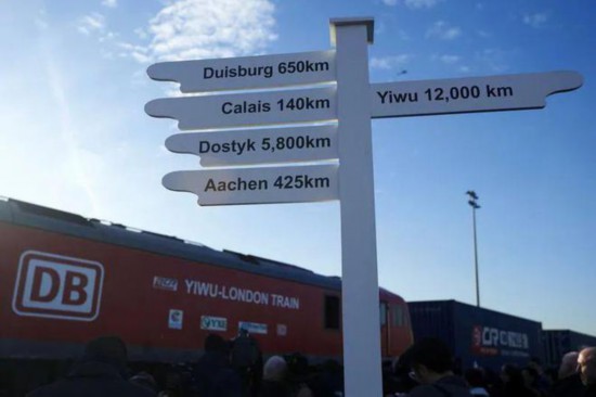 各目的地までの距離が書かれているロンドン・バーキング駅の標識。