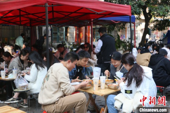 2月26日、多くの客で賑わう柳州市のあるタニシ麺の店（撮影・林馨）。