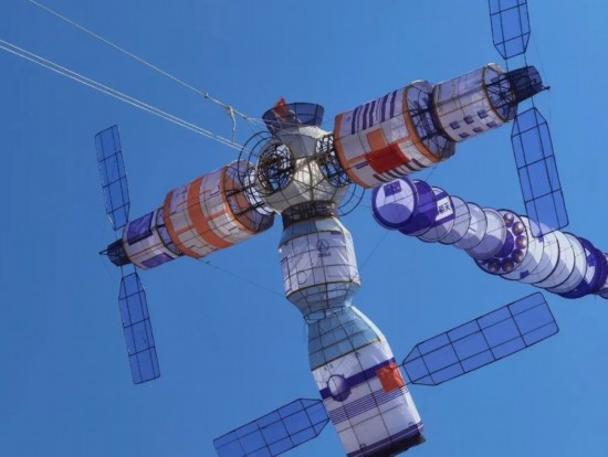 凧の糸でコントロールされる「宇宙ステーション」。