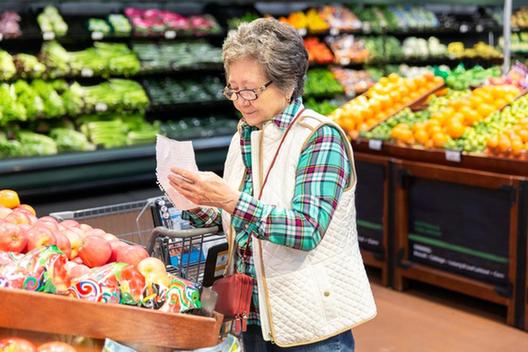 高齢者が安心して買い物できる環境づくりの取り組み。例えば、スーパーなどの売り場には、老眼鏡や拡大鏡、救急箱、血圧計、車椅子、ステッキ、自動体外式除細動器（AED）などを適宜配備する計画だ。